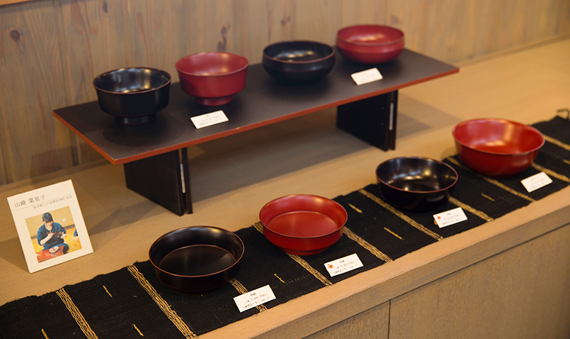 滴生舎の店内には、山崎さんの作品のコーナーが設けられている。