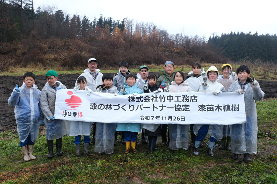 株式会社竹中工務店　小島浩二　盛岡営業所長と二戸市立御返地小学校児童の集合写真