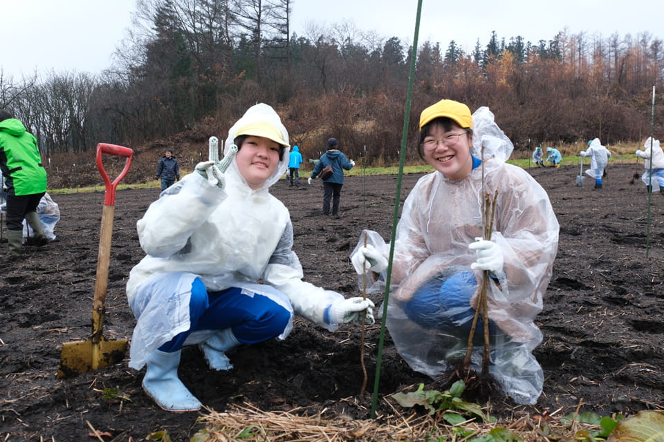 二戸市立御返地小学校児童の作業の様子
